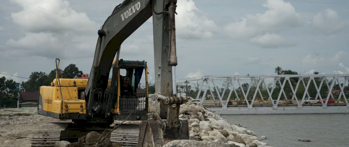 Pembangunan tanggul di sungai Masamba.