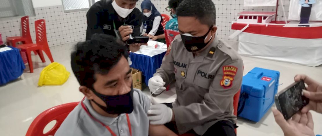 Sejumlah warga binaan mengikuti vaksin. FOTO/IST