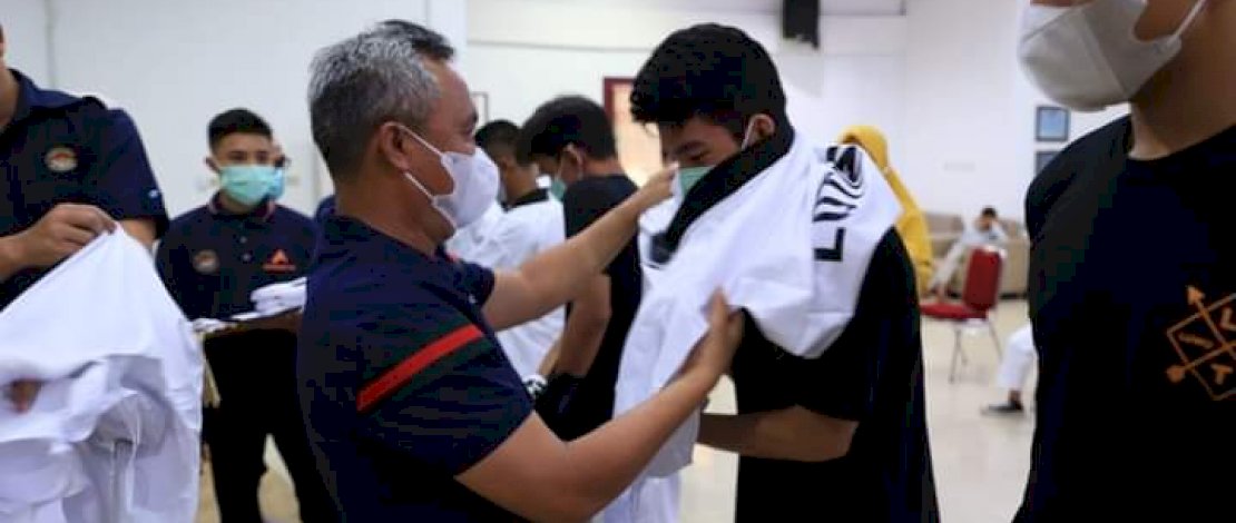 Bupati Lutim, Budiman mengukuhkan 10 atlet taekwondo yang akan berlaga di Pro Porprov.