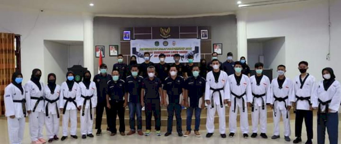 Bupati Lutim, Budiman mengukuhkan 10 atlet taekwondo yang akan berlaga di Pro Porprov.