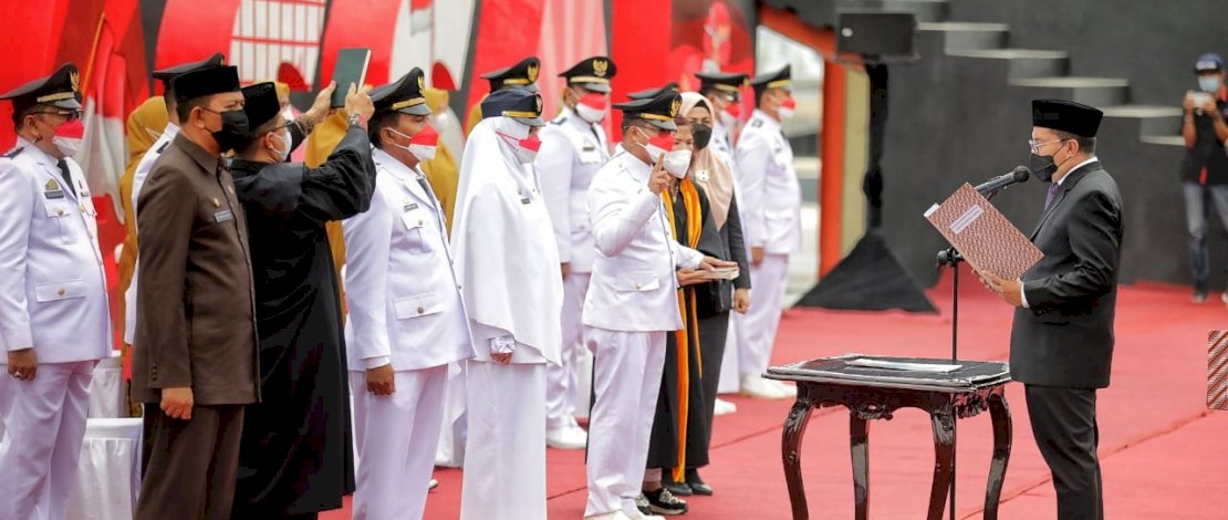 Danny Pomanto melantik 15 camat di Anjungan Pantai Losari, Jumat (27/8/2021)