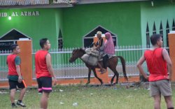 Romantis! Pasutri Lansia Penunggang Kuda di Bulukumba Bikin Iri Anak Milenial