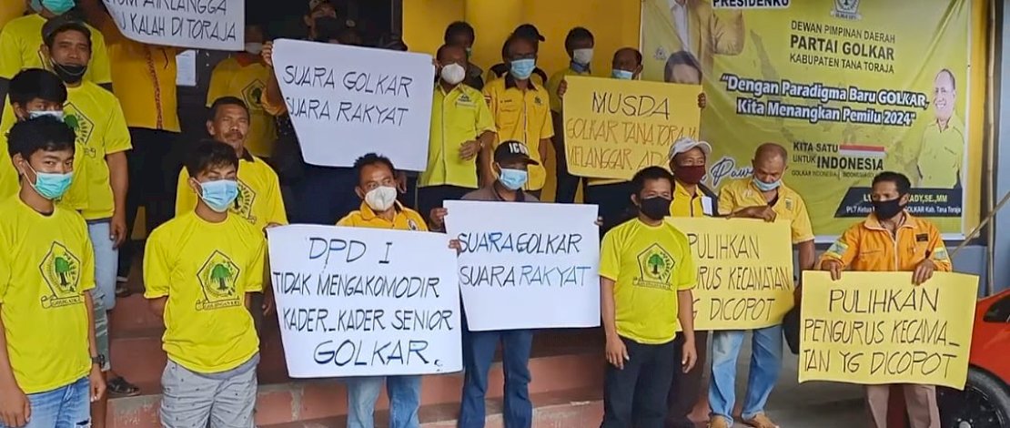 Puluhan senior dan kader partai besutan Airlangga Hartarto itu berunjuk rasa di Sekretariat Golkar Tana Toraja, Jalan Pongtiku Makale, Jumat sore, 27 Agustus 2021.