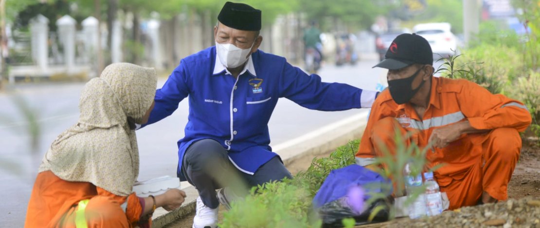 Bulan Bakti Partai Demokrat, Ketua Fraksi Demokrat Sulsel Haidar Madjid Berbagi dengan Penyapu Jalan