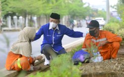 Bulan Bakti Partai Demokrat, Ketua Fraksi Demokrat Sulsel Haidar Madjid Berbagi dengan Penyapu Jalan