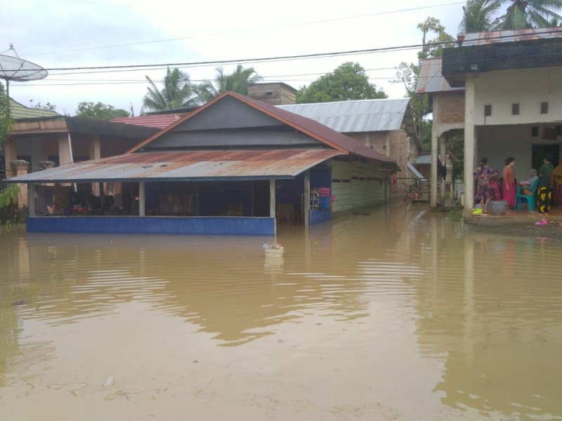 Desa Temboe Dilanda Banjir Akibat Hujan Deras, Arus Lalu Lintas Trans Sulawesi Alami Antrian Panjang 
