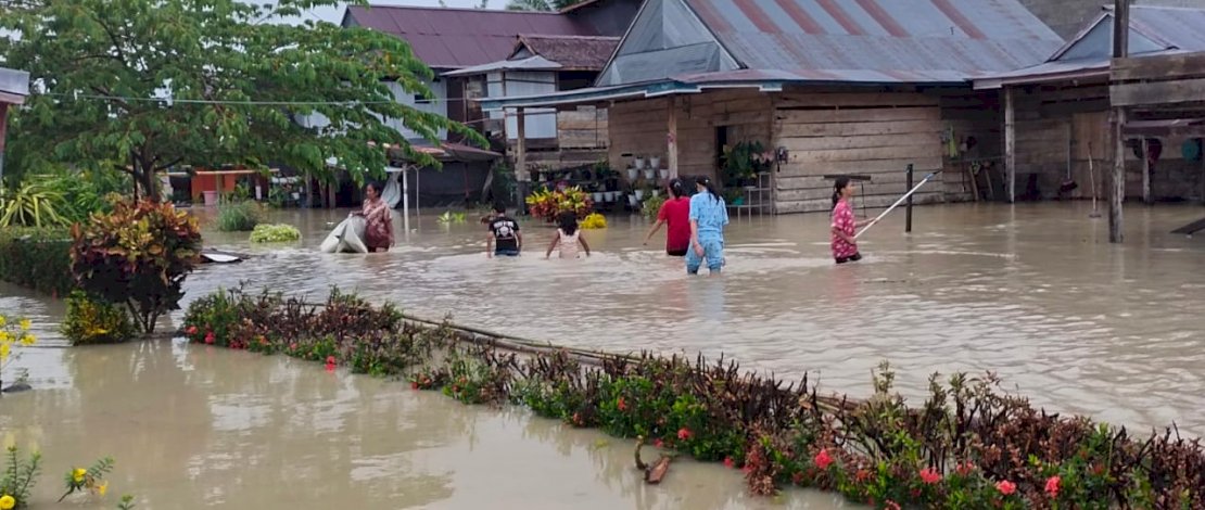 Banjir di Masamba, Luwu Utara, akibat tanggul yang jebol setelah curah hujan yang tinggi.