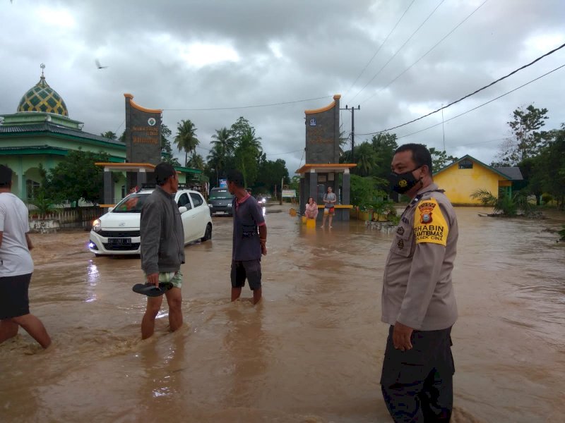 Curah Hujan Tinggi, Patroli SAR Brimob Turun ke Desa Imbau Warga Waspada Banjir
