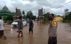 Curah Hujan Tinggi, Patroli SAR Brimob Turun ke Desa Imbau Warga Waspada Banjir