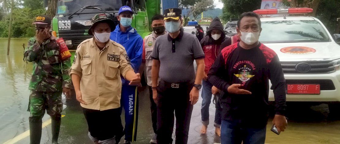 Bupati Luwu Basmin Mattayang di temani Kepala BPBD Rahman Mandaria Turun Langsung Memantau Banjir, Sabtu(28/8/2021)