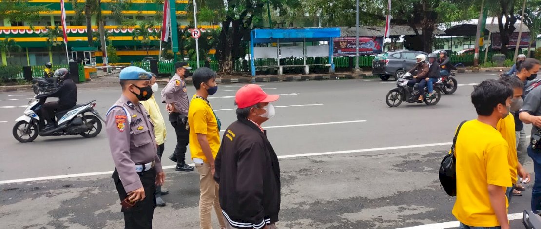 Kader Golkar Tana Toraja nyaris adu jotos  dengan massa yang menggunakan baju AMPG, saat menggelar aksi unjuk rasa, di depan hotel lokasi pelaksanaan musda Golkar Tana Toraja, di Makassar, Sabtu, 28 Agustus 2021.