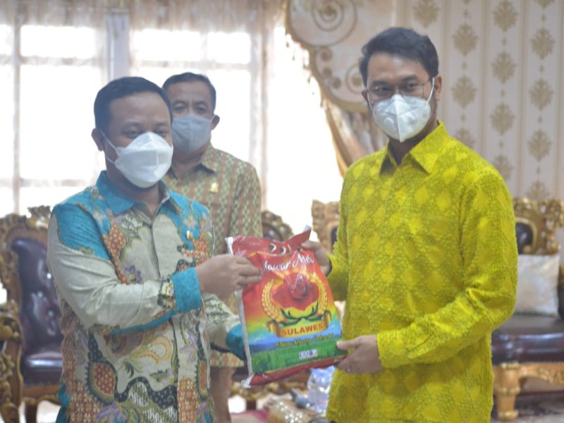 Plt Gubernur Sulsel Salurkan Bantuan Bencana di Sinjai