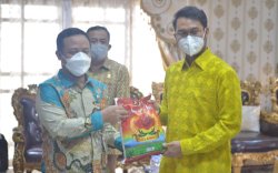 Plt Gubernur Sulsel Salurkan Bantuan Bencana di Sinjai