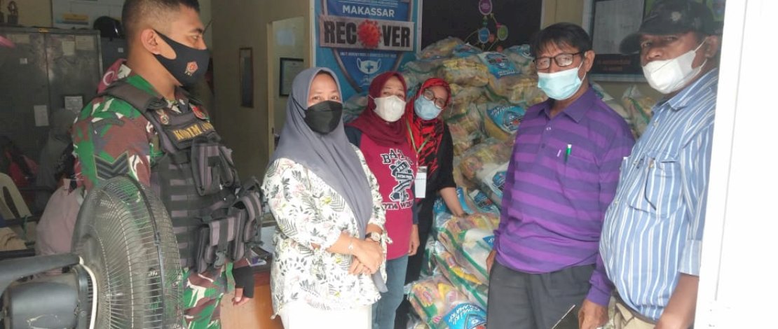 Dinas Sosial Kota Makassar menyalurkan 6.043 paket sembako kepada warga terdampak pandemi Covid-19, Sabtu, 28 Agustus 2021.
