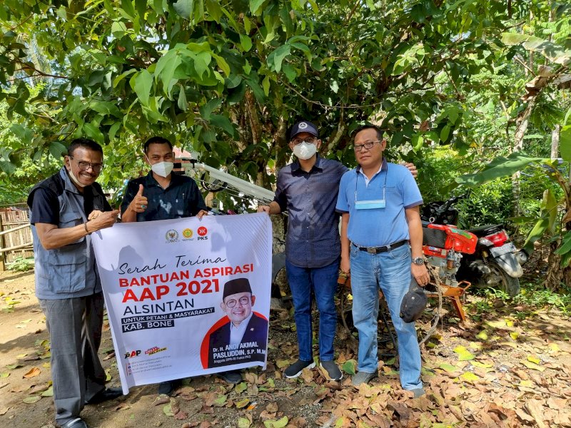 Kunjungi Dapil, Andi Akmal Pasluddin Salurkan Hand Traktor