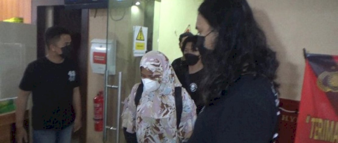 Seorang wanita dibekuk. Dia didiga menjadi otak penculikan dan perampokan sopir taksi di Makassar. Seorang wanita dibekuk. Dia didiga menjadi otak penculikan dan perampokan sopir taksi di Makassar.