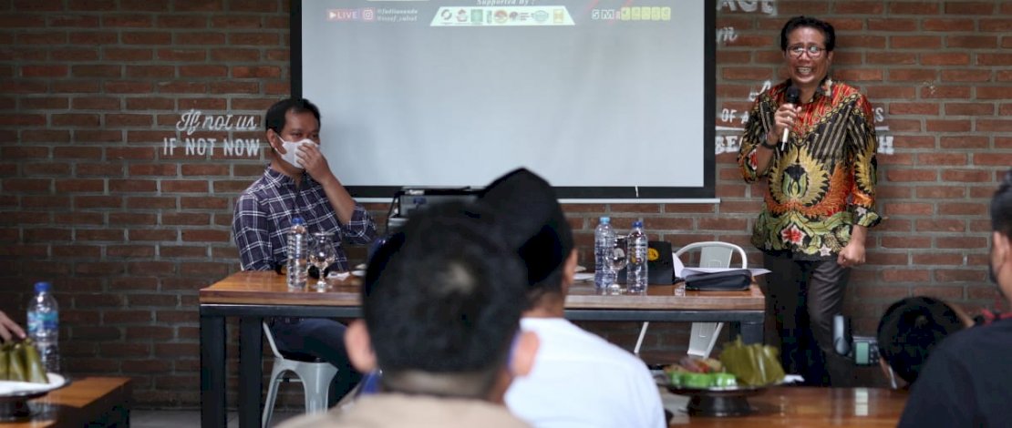 Jubir Presiden Fadjroel Rachman dan Ketua ISYEF Sulsel dr Fadli Ananda, berbincang santai mengenai milenial, kerelawanan, dan masjid, di Warunk Upnormal Makassar, Minggu, 29 Agustus 2021. Jubir Presiden Fadjroel Rachman dan Ketua ISYEF Sulsel dr Fadli Ananda, berbincang santai mengenai milenial, kerelawanan, dan masjid, di Warunk Upnormal Makassar, Minggu, 29 Agustus 2021.