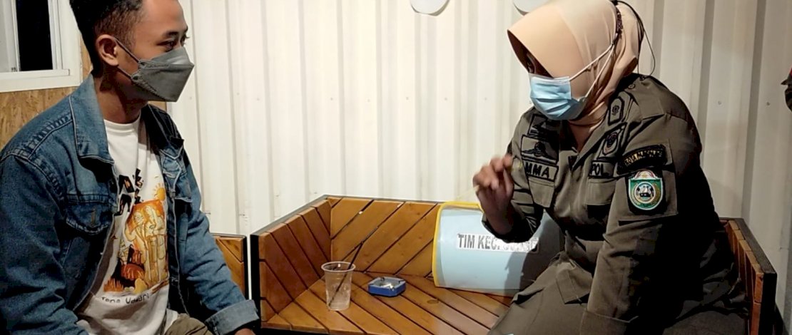 Tim Gakkum saat membubarkan acara kumpul-kumpul komunitas otomotif di Parepare.