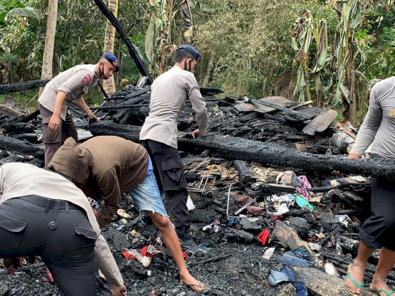 Danyon C Pelopor Turunkan Pasukan Bantu Korban Kebakaran di Kelurahan Pangula Kabupaten Bone 