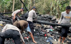 Danyon C Pelopor Turunkan Pasukan Bantu Korban Kebakaran di Kelurahan Pangula Kabupaten Bone 