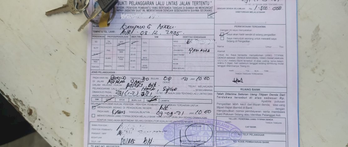 Oknum polisi di Bulukumba mengamuk, memukul rekannya pakai balok.