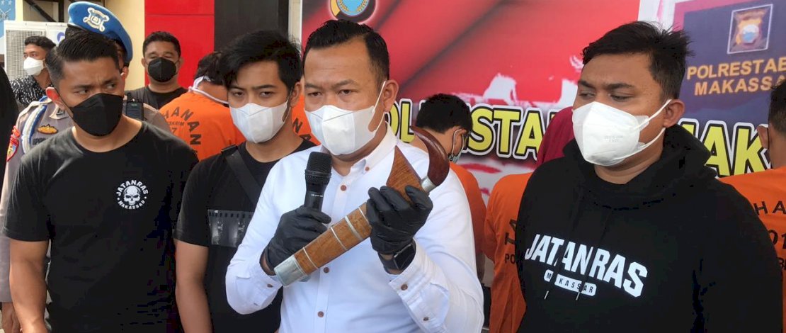 Kasat Reskrim Polrestabes Makassar, Kompol Jamal Fathur Rakhman memperlihatkan badik yang digunakan pelaku mengancam sopir taksi. Kasat Reskrim Polrestabes Makassar, Kompol Jamal Fathur Rakhman memperlihatkan badik yang digunakan pelaku mengancam sopir taksi.