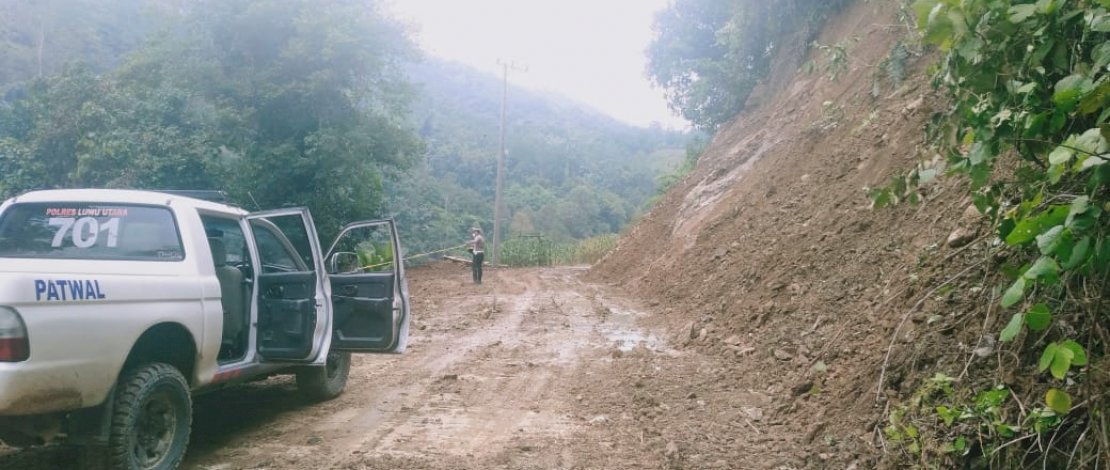 Longsor Tutup Jalan Poros Limbong-Seko, Polri dan TNI Gotong Royong