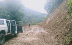 Longsor Tutup Jalan Poros Limbong-Seko, Polri dan TNI Gotong Royong