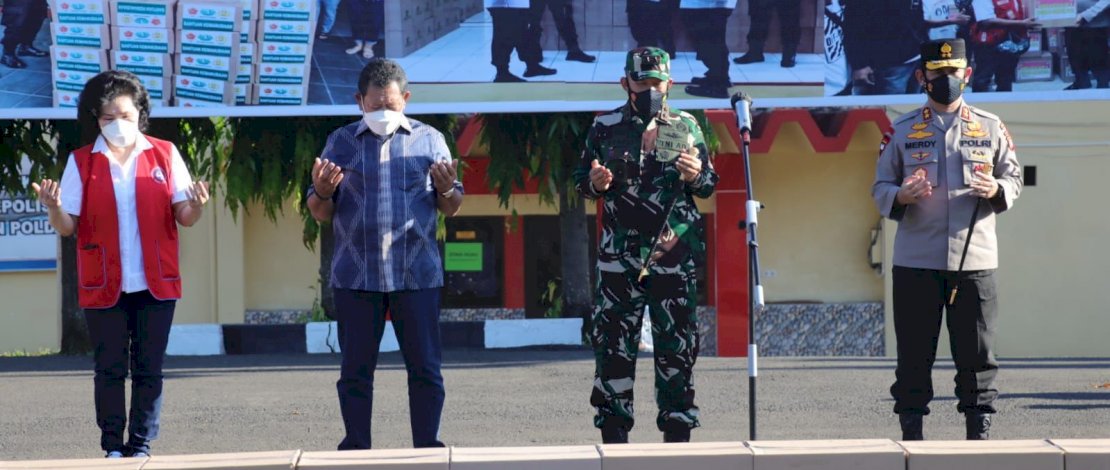 Kapolda Sulsel, Irjen Pol Merdisyam bersama Pangdam XIV Hasanuddin Mayjen TNI Mochamad Syafei Kasno, saat meninjau bantuan sembako. 