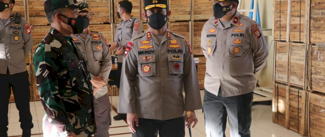 Kapolda Sulsel, Irjen Pol Merdisyam bersama Pangdam XIV Hasanuddin Mayjen TNI Mochamad Syafei Kasno, saat meninjau bantuan sembako. 