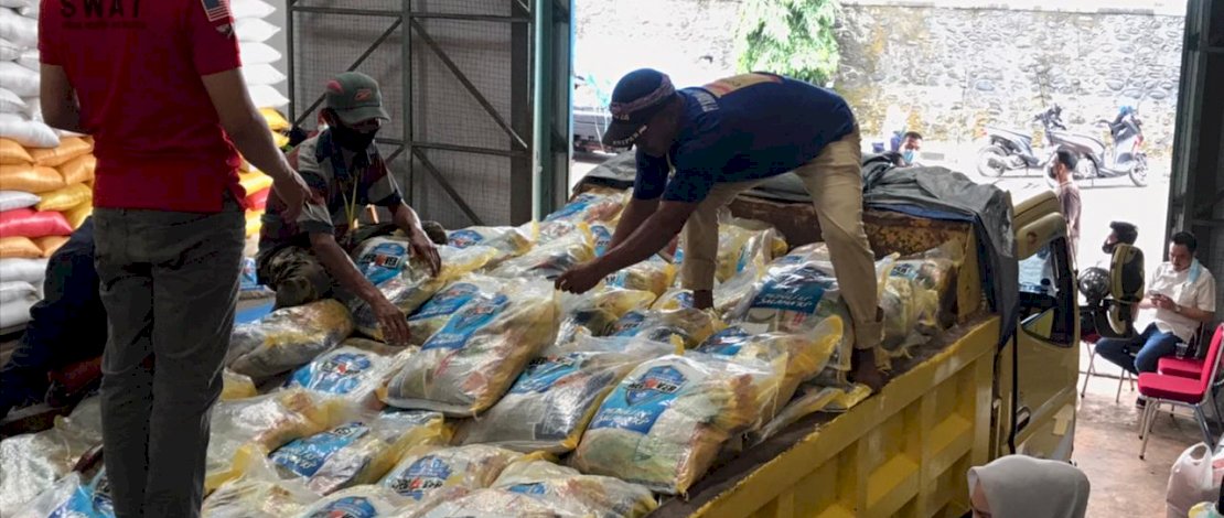 Mobil pengangkut bansos mengambil paket di gudang penyedia. 