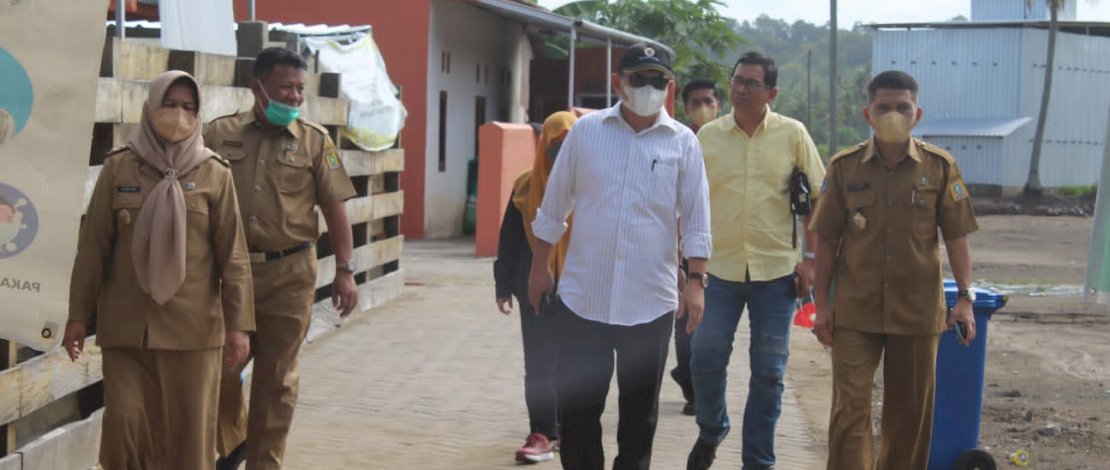 Wakil Bupati Sinjai Andi Kartini Ottong, mendampingi Wakil Ketua Komite Tetap Sarana dan Prasarana Bidang Kelautan dan Perikanan Kamar Dagang dan Industri (Kadin), Muh Tabri, saat berkunjung ke hutan bakau Tongke-tongke, di Kecamatan Sinjai Timur, Senin, 30 Agustus 2021.