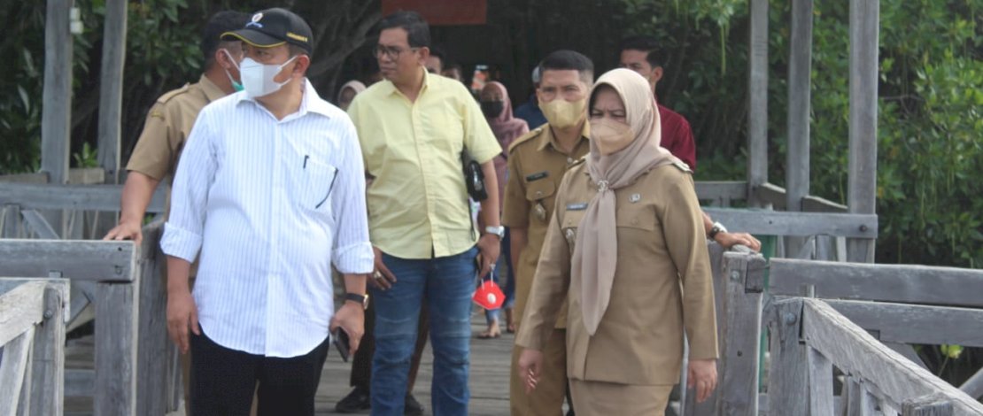 Wakil Bupati Sinjai Andi Kartini Ottong, mendampingi Wakil Ketua Komite Tetap Sarana dan Prasarana Bidang Kelautan dan Perikanan Kamar Dagang dan Industri (Kadin), Muh Tabri, saat berkunjung ke hutan bakau Tongke-tongke, di Kecamatan Sinjai Timur, Senin, 30 Agustus 2021.