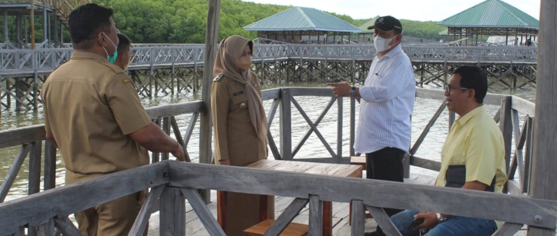 Wakil Bupati Sinjai Andi Kartini Ottong, mendampingi Wakil Ketua Komite Tetap Sarana dan Prasarana Bidang Kelautan dan Perikanan Kamar Dagang dan Industri (Kadin), Muh Tabri, saat berkunjung ke hutan bakau Tongke-tongke, di Kecamatan Sinjai Timur, Senin, 30 Agustus 2021.
