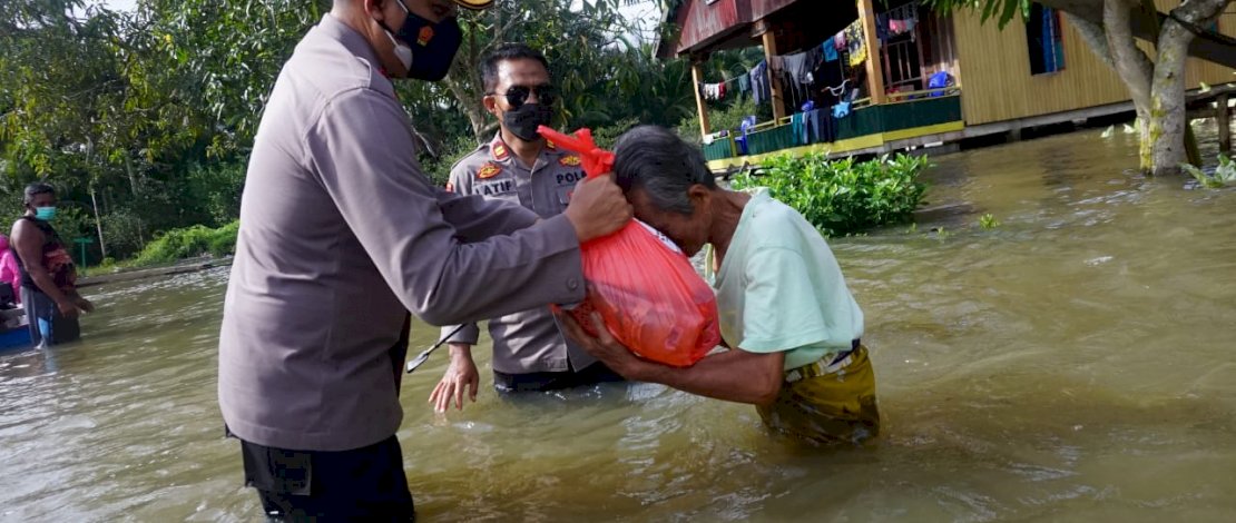 Terobos Banjir, Kapolres Luwu Utara Distribusikan Sembako Untuk Warga Terdampak Banjir