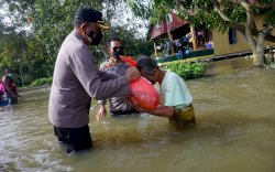 Terobos Banjir, Kapolres Luwu Utara Distribusikan Sembako Untuk Warga Terdampak Banjir