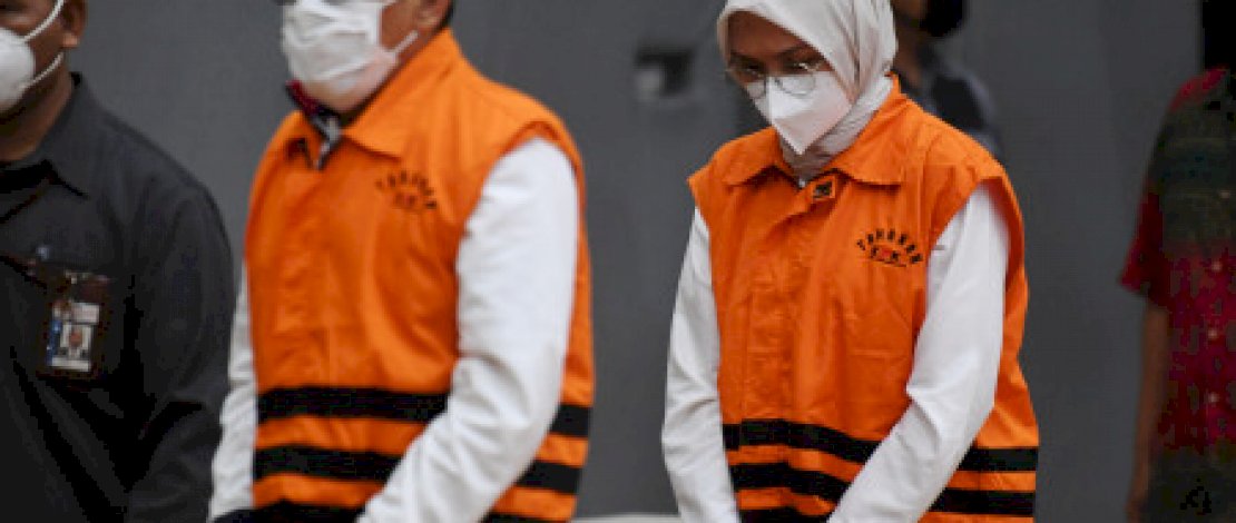 Bupati Puput Tantriana Sari dan suaminya yang juga anggota DPR RI Hasan Aminuddin saat memasuki gedung KPK