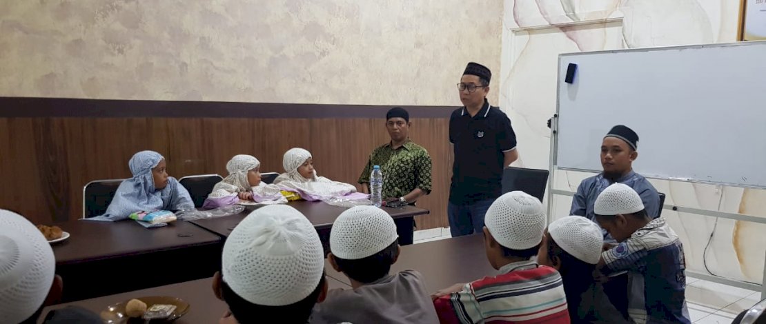 UQ Pegasus memberi pendidikan baca tulis Al Quran kepada anak-anak yang berjualan d lampu merah Makassar