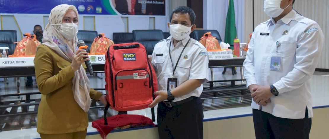Penyerahan tas siaga gempa dari BMKG kepada Pemda Lutra, Senin (30/8/2021).