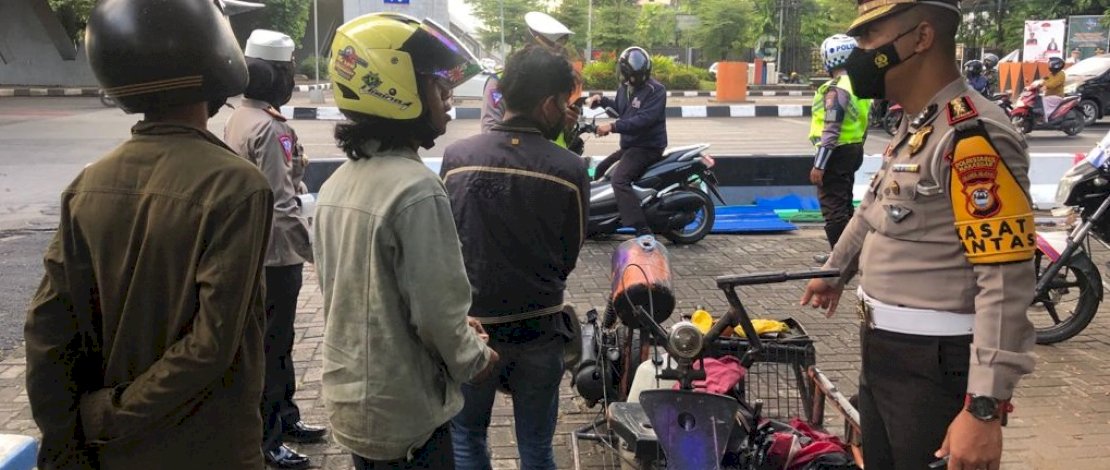 Kasat Lantas Polrestabes Makassar, AKBP Andi Kumara, turun langsung mengamankan sepeda motor vespa yang tidak sesuai standar. Kasat Lantas Polrestabes Makassar, AKBP Andi Kumara, turun langsung mengamankan sepeda motor vespa yang tidak sesuai standar.