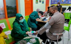 Batalyon B Pelopor Sat Brimob Polda Sulsel Tak Lelah Mengajak Vaksin