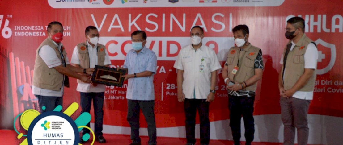 Dirjen Pelayanan Kesehatan Kemenkes, Prof. dr. Abdul Kadir,Ph.D, Sp.THT-KL(K), MARS berbincang bersama Ketua PMI Pusat, HM Jusuf Kalla juga Menteri Pertanian, H Syahrul Yasin Limpo.