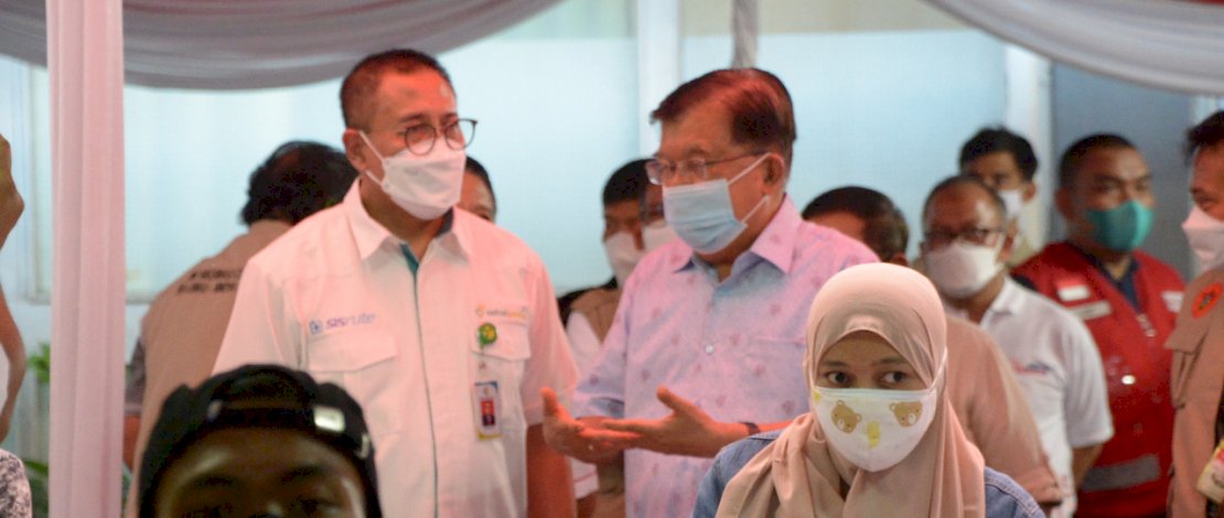 Dirjen Pelayanan Kesehatan Kemenkes, Prof. dr. Abdul Kadir,Ph.D, Sp.THT-KL(K), MARS berbincang bersama Ketua PMI Pusat, HM Jusuf Kalla juga Menteri Pertanian, H Syahrul Yasin Limpo.
