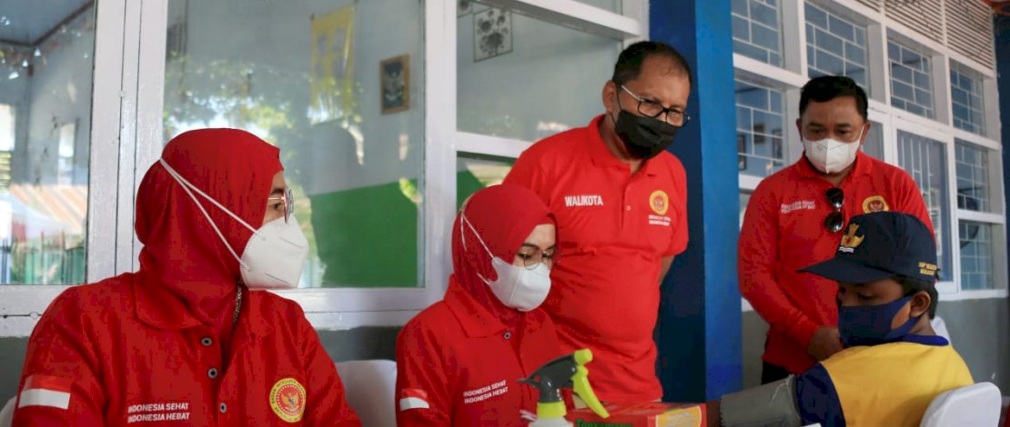Wali Kota Makassar, Moh Ramdhan Pomanto, menyaksikan proses vaksinasi terhadap seorang pelajar. 
