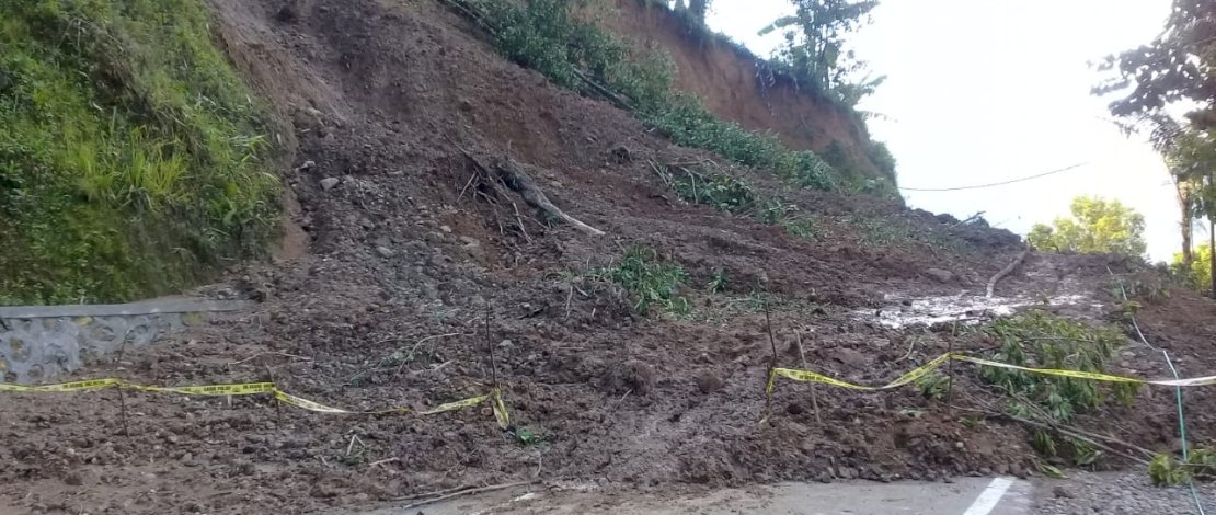 Jalan tertutup material longsor di Dusun Bolalangiri, Desa Bontokatute, Kecamatan Sinjai Borong, Sinjai, Sulsel.