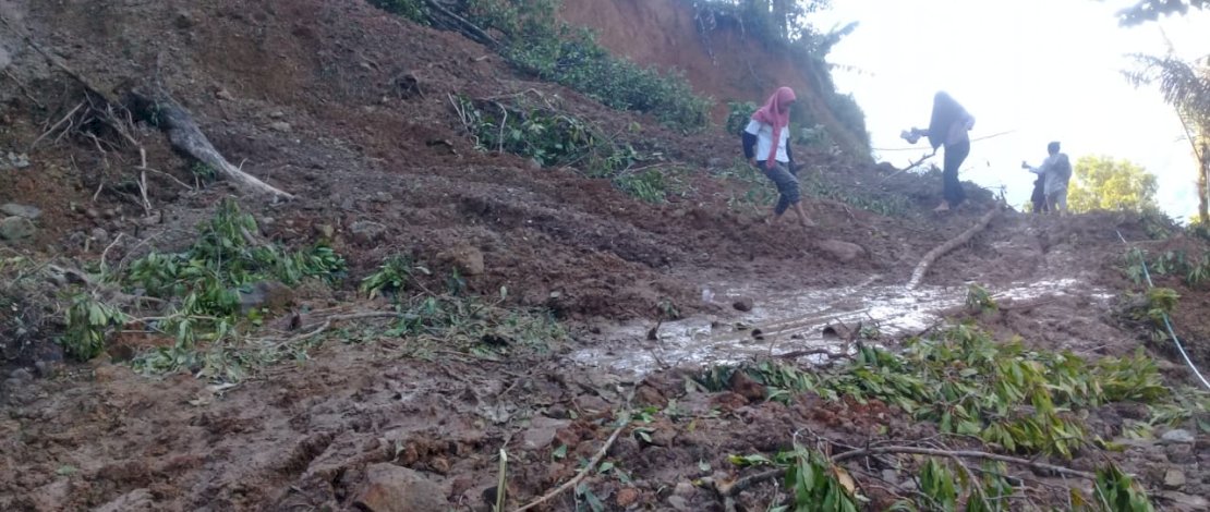 Jalan tertutup material longsor di Dusun Bolalangiri, Desa Bontokatute, Kecamatan Sinjai Borong, Sinjai, Sulsel.