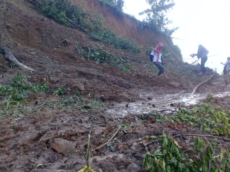 Sudah Tiga Hari Jalan Penghubung Kecamatan di Sinjai Terputus Akibat Longsor