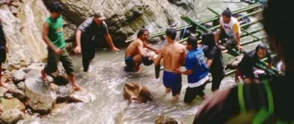 Proses evakuasi mayat Fajar, remaja yang tenggelam di permandian Air Terjun Bantimurung, Bone-bone, Luwu Utara.