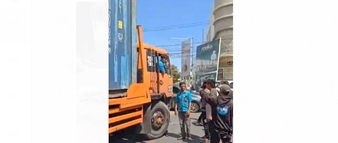 Kecelakaan lalu lintas di Jl Andi Djemma Makassar.  