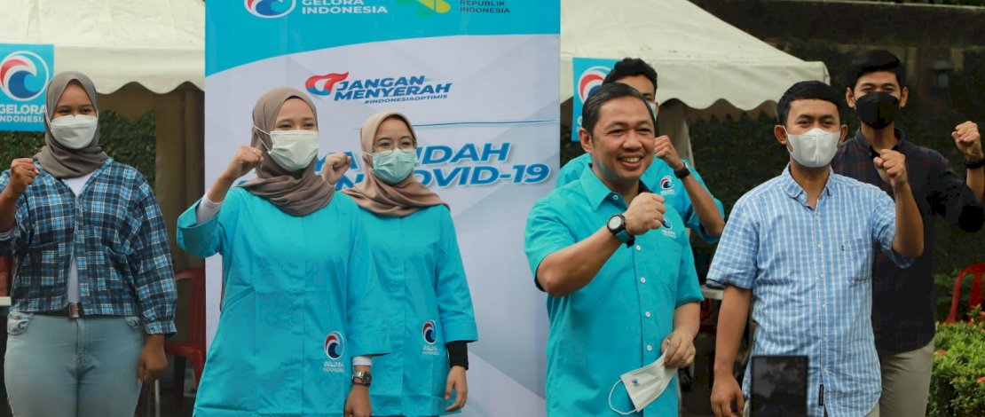 Ketua Partai Gelora Indonesia, Anis Matta bersama warga saat menggelar vaksinasi Covid-19 di lingkungan tempat tinggalnya.